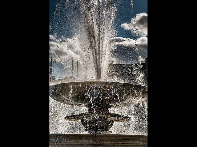 fountain-trafalgar-square.jpg